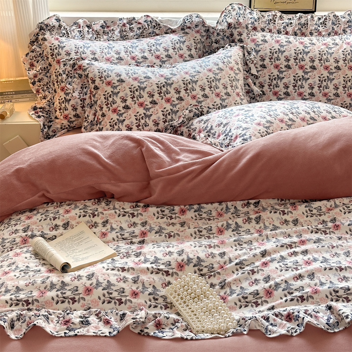 91家纺网 家纺一手货源 找家纺 兰紫橙家纺 2025新款印花蝴蝶花边款牛奶绒四件套 花边款-星柚粉