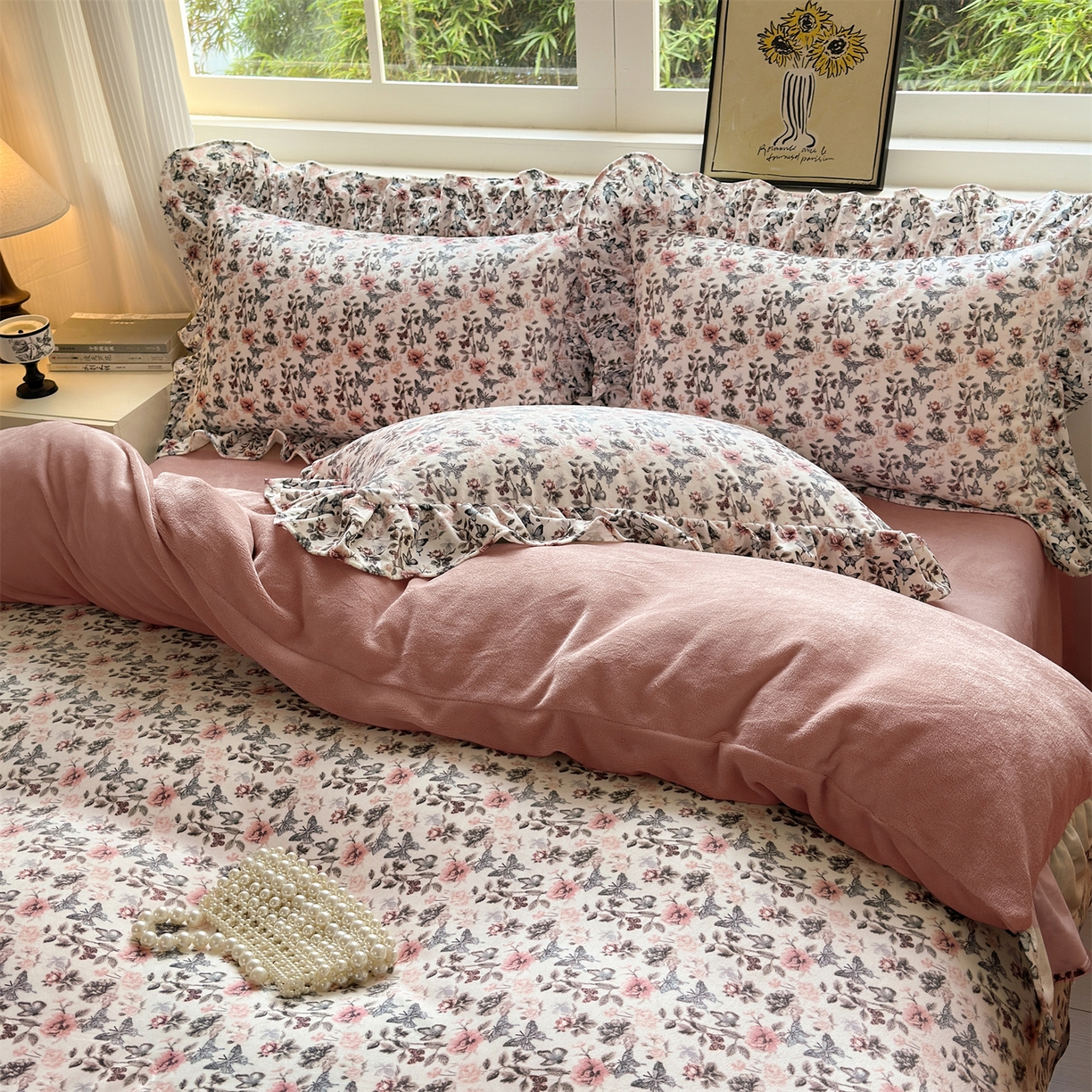 91家纺网 家纺一手货源 找家纺 兰紫橙家纺 2025新款印花蝴蝶花边款牛奶绒四件套 花边款-星柚粉
