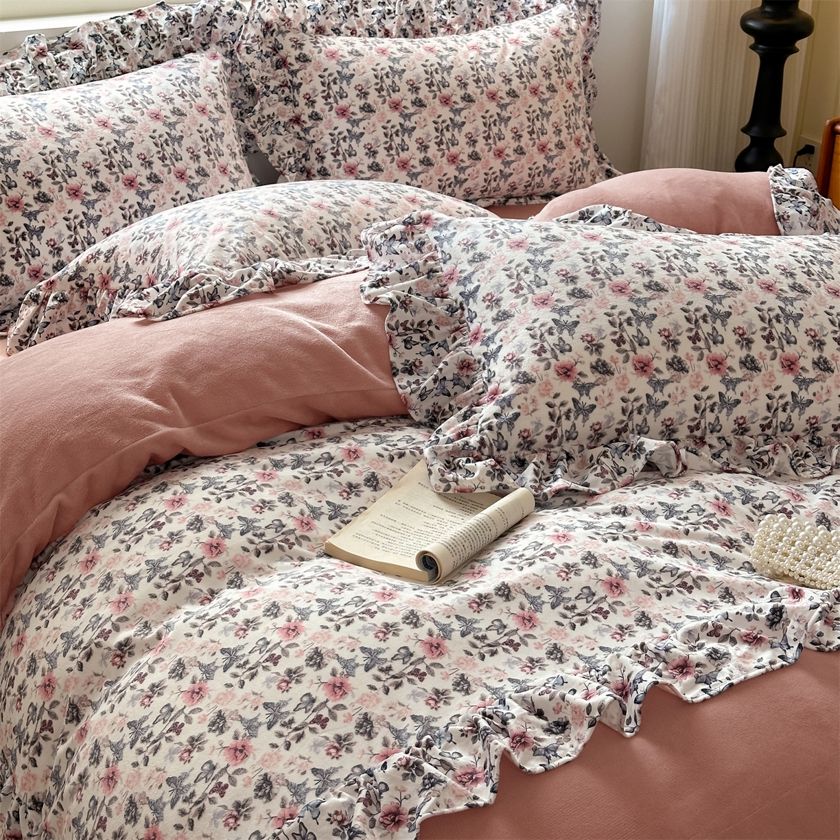 91家纺网 家纺一手货源 找家纺 兰紫橙家纺 2025新款印花蝴蝶花边款牛奶绒四件套 花边款-星柚粉