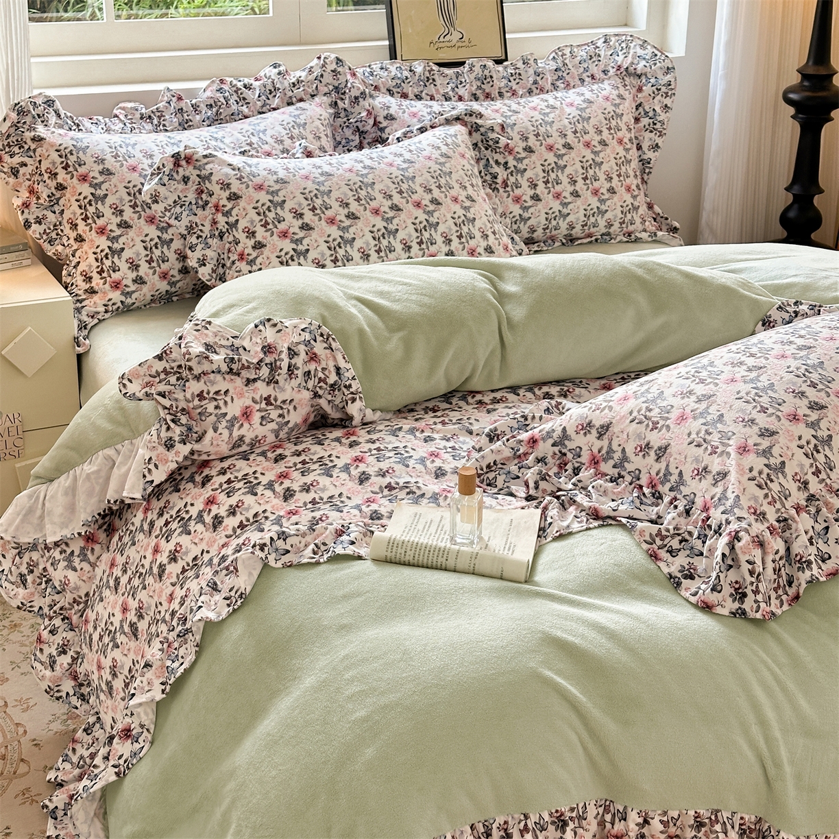 91家纺网 家纺一手货源 找家纺 兰紫橙家纺 2025新款印花蝴蝶花边款牛奶绒四件套 花边款-淡彩绿