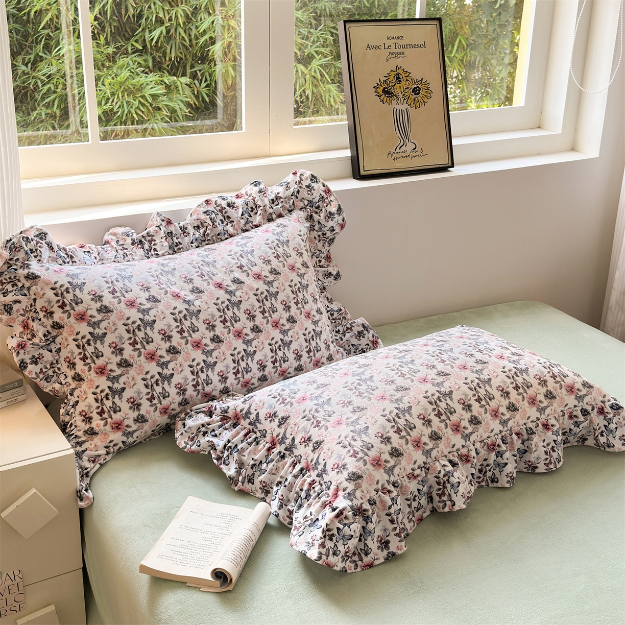 91家纺网 家纺一手货源 找家纺 兰紫橙家纺 2025新款印花蝴蝶花边款牛奶绒四件套 花边款-淡彩绿