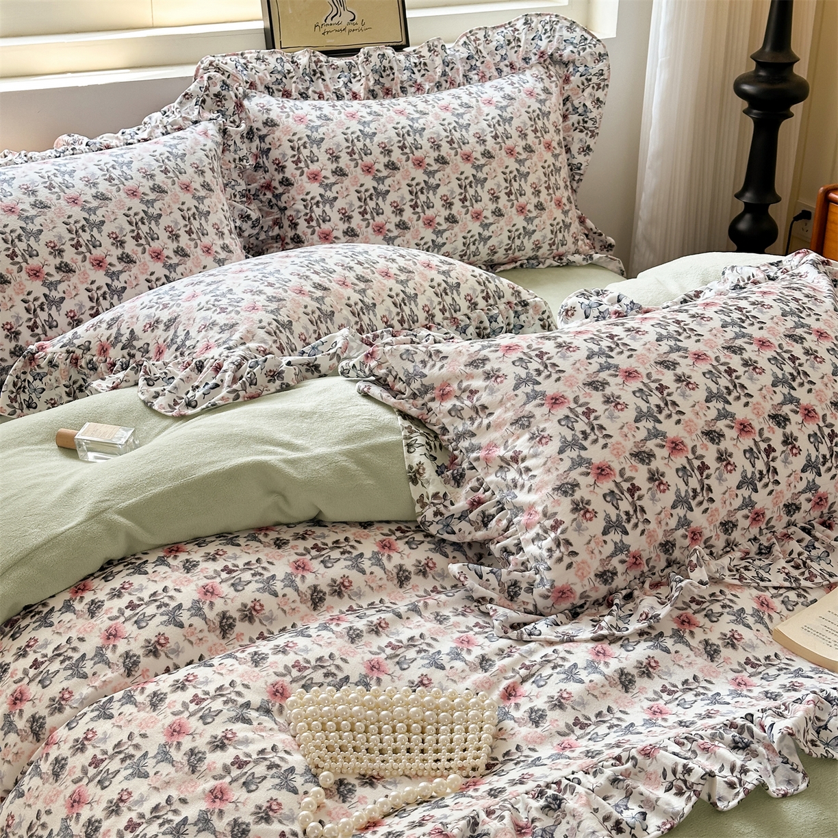 91家纺网 家纺一手货源 找家纺 兰紫橙家纺 2025新款印花蝴蝶花边款牛奶绒四件套 花边款-淡彩绿