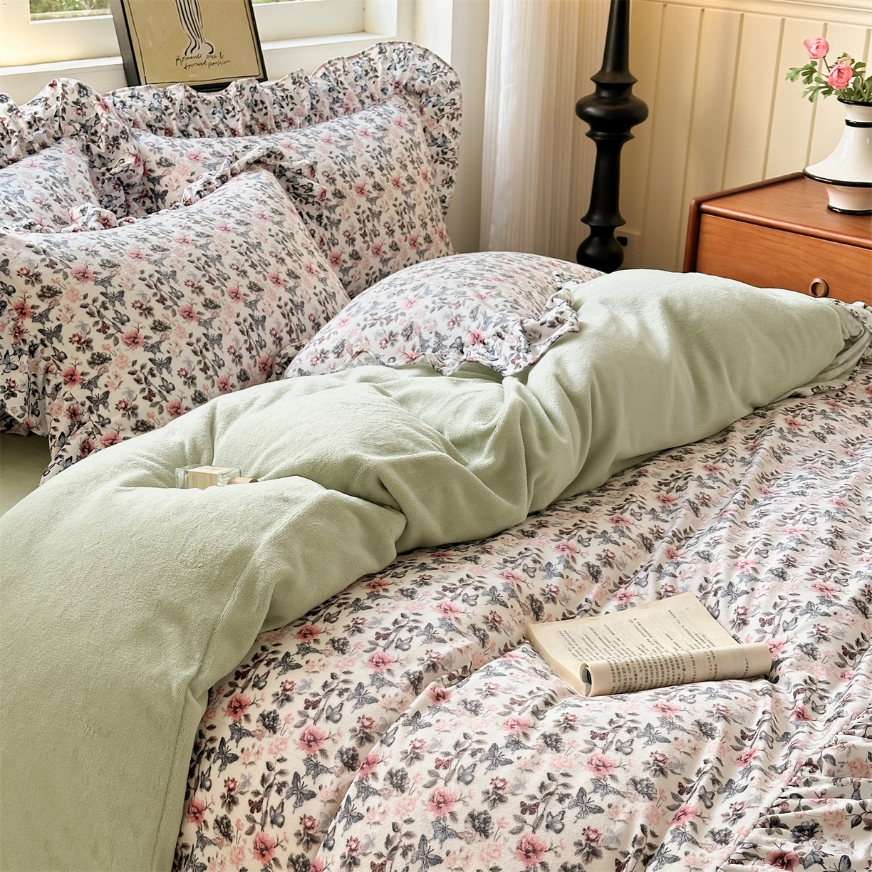 91家纺网 家纺一手货源 找家纺 兰紫橙家纺 2025新款印花蝴蝶花边款牛奶绒四件套 花边款-淡彩绿