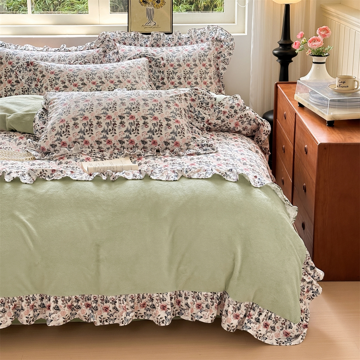 91家纺网 家纺一手货源 找家纺 兰紫橙家纺 2025新款印花蝴蝶花边款牛奶绒四件套 花边款-淡彩绿