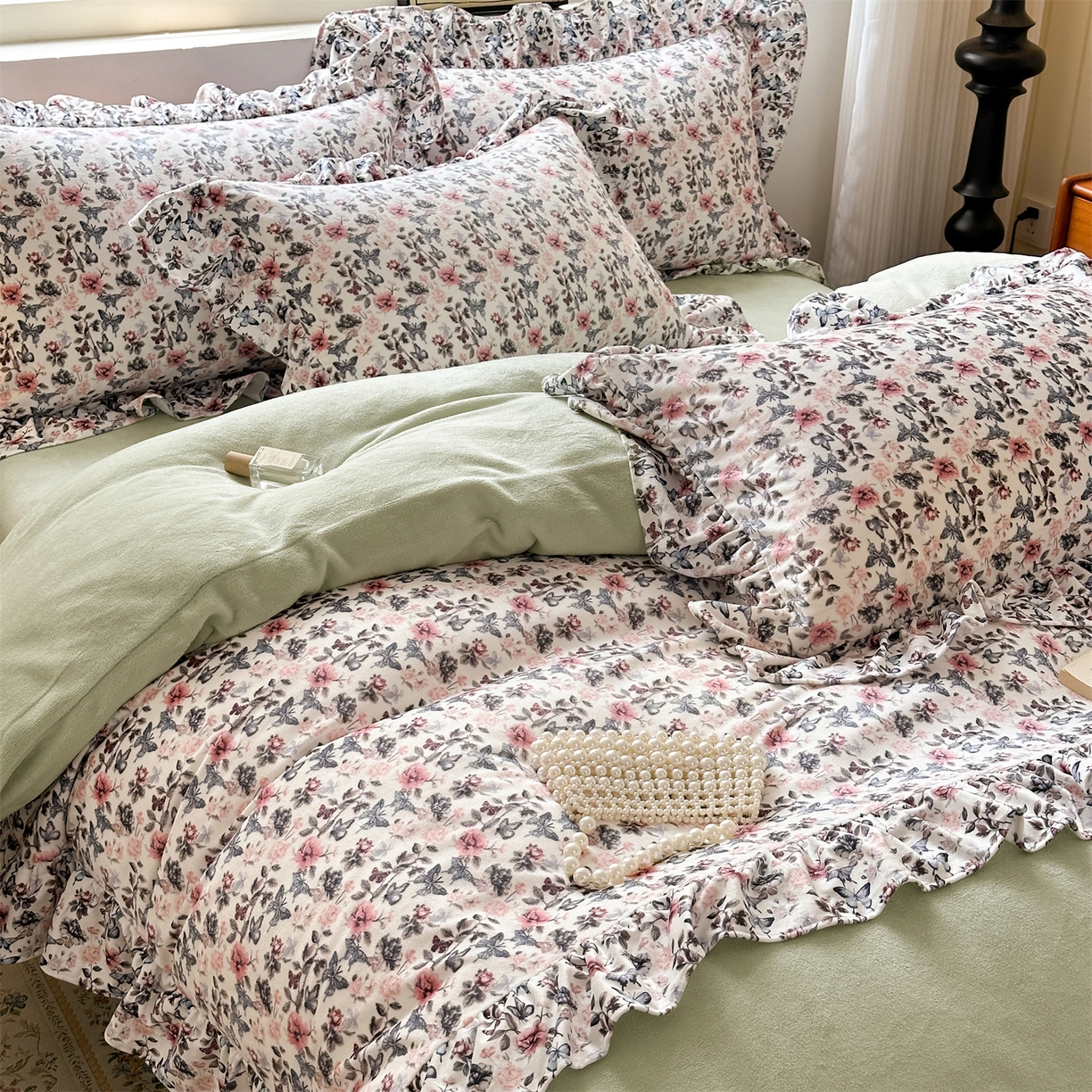 91家纺网 家纺一手货源 找家纺 兰紫橙家纺 2025新款印花蝴蝶花边款牛奶绒四件套 花边款-淡彩绿