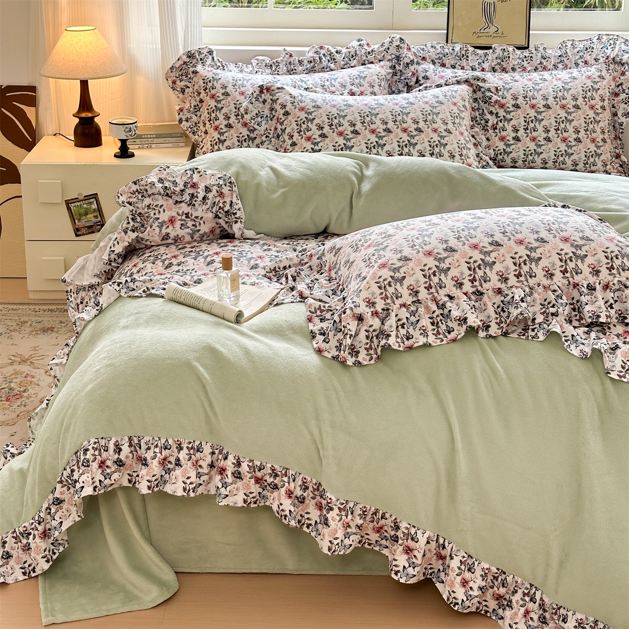 91家纺网 家纺一手货源 找家纺 兰紫橙家纺 2025新款印花蝴蝶花边款牛奶绒四件套 花边款-淡彩绿