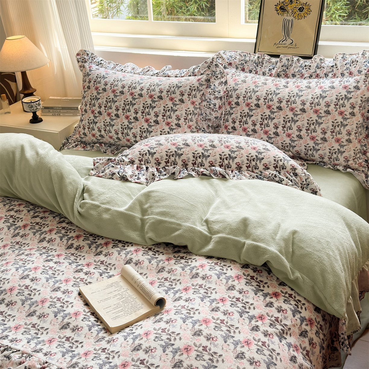 91家纺网 家纺一手货源 找家纺 兰紫橙家纺 2025新款印花蝴蝶花边款牛奶绒四件套 花边款-淡彩绿