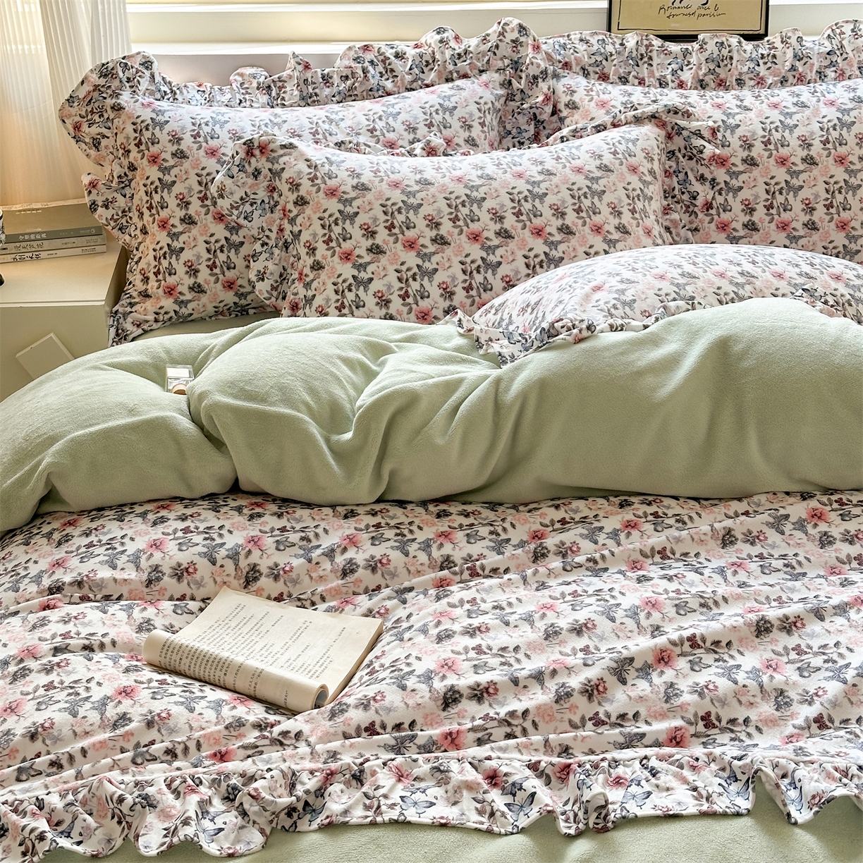 91家纺网 家纺一手货源 找家纺 兰紫橙家纺 2025新款印花蝴蝶花边款牛奶绒四件套 花边款-淡彩绿