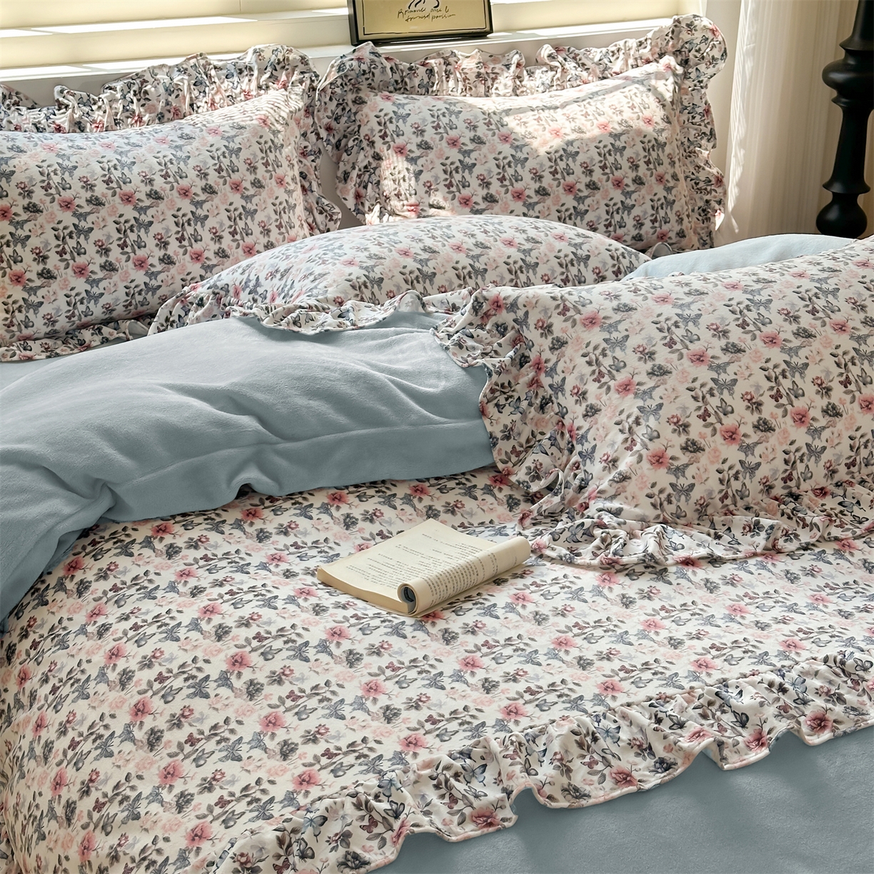 91家纺网 家纺一手货源 找家纺 兰紫橙家纺 2025新款印花蝴蝶花边款牛奶绒四件套 花边款-天空蓝