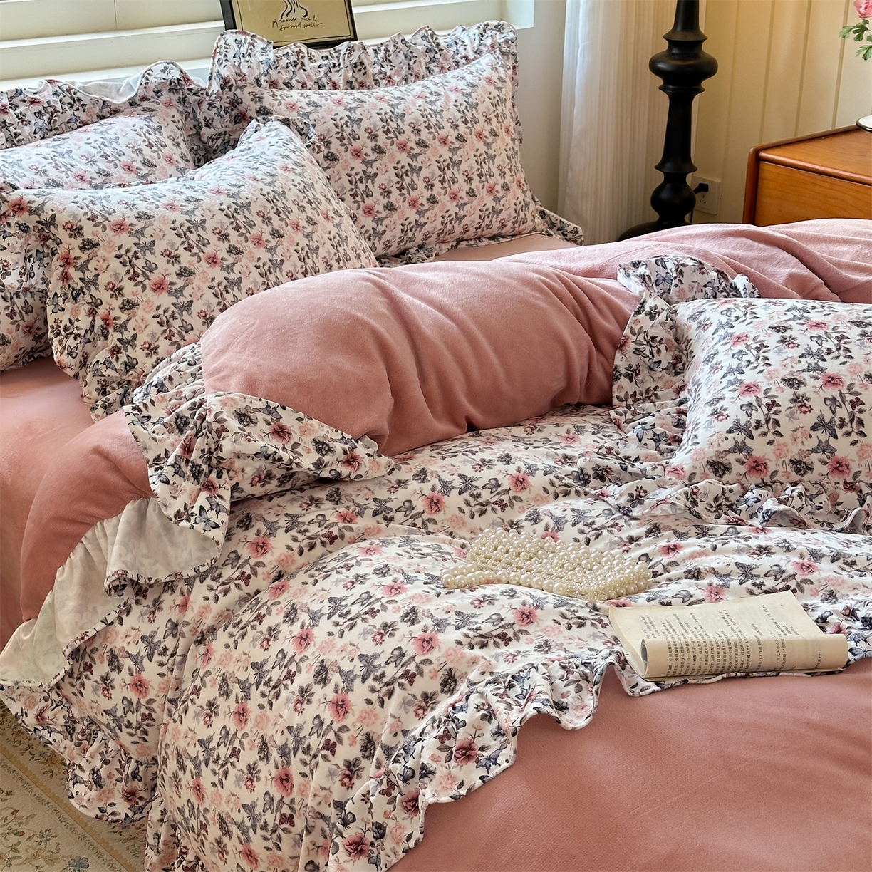 91家纺网 家纺一手货源 找家纺 兰紫橙家纺 2025新款印花蝴蝶花边款牛奶绒四件套 花边款-星柚粉