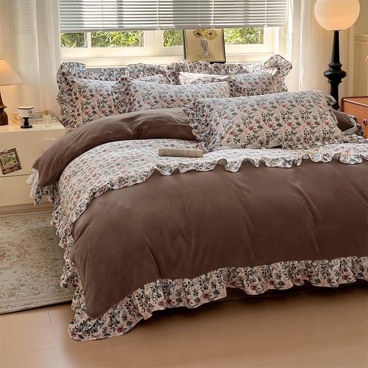 91家纺网 家纺一手货源 找家纺 兰紫橙家纺 2025新款印花蝴蝶花边款牛奶绒四件套 花边款-摩卡棕