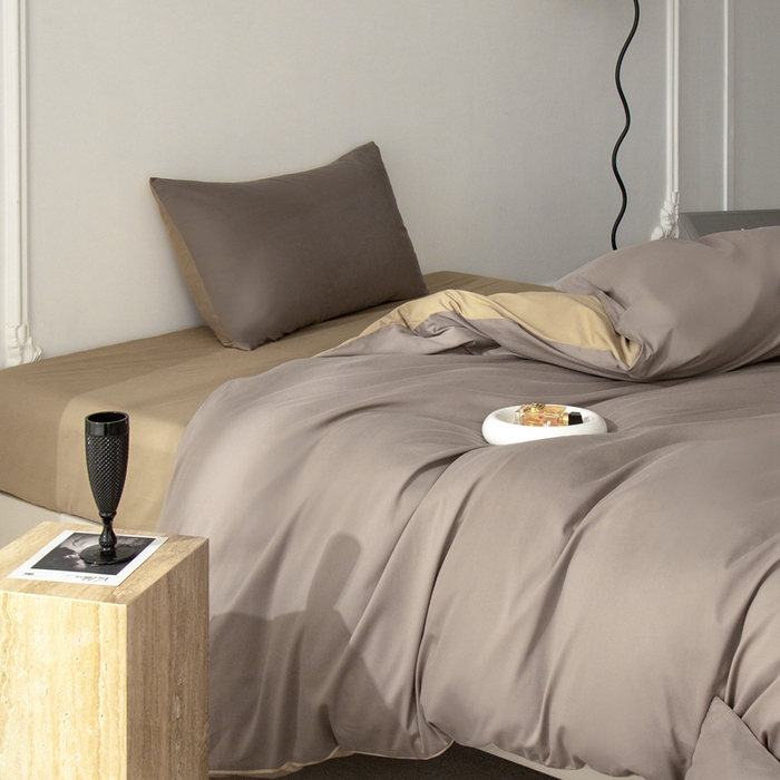 91家纺网 家纺一手货源 找家纺 ONE TWO ONE 121 2025新款A类高支高密长绒棉双拼磨毛（小cr ）撞色四件套 暗咖浅卡其