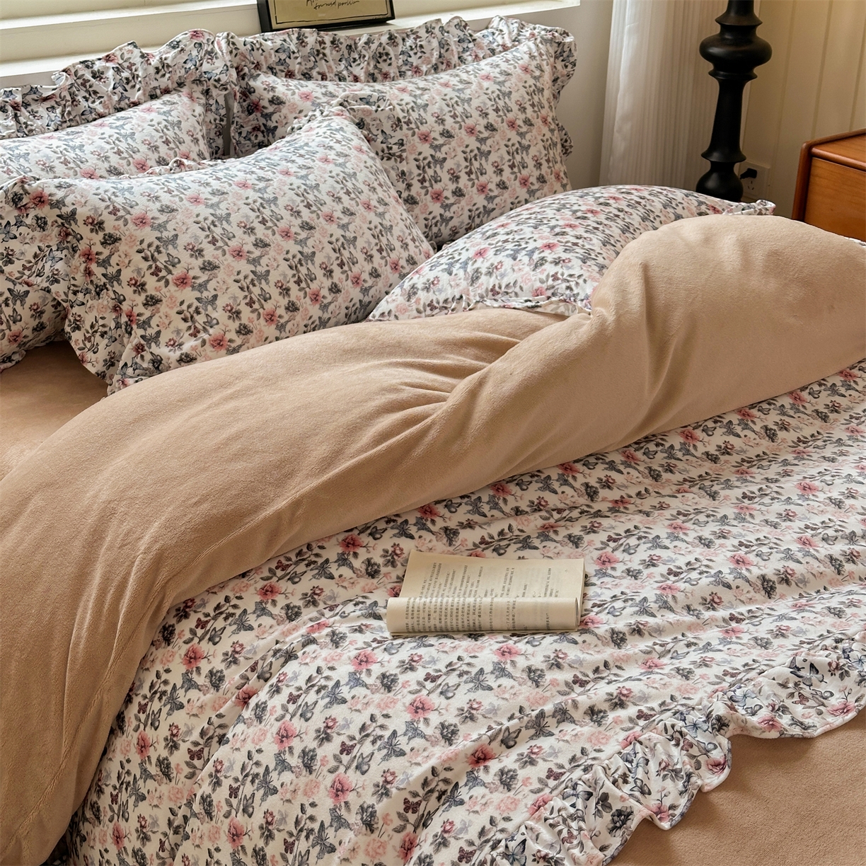 91家纺网 家纺一手货源 找家纺 兰紫橙家纺 2025新款印花蝴蝶花边款牛奶绒四件套 花边款-奶油驼