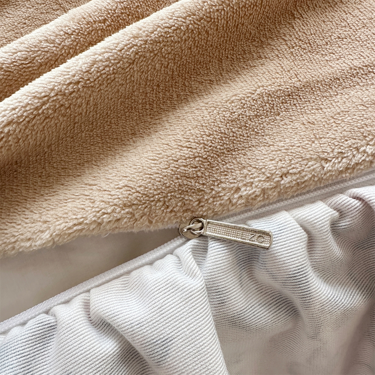 91家纺网 家纺一手货源 找家纺 兰紫橙家纺 2025新款印花蝴蝶花边款牛奶绒四件套 花边款-奶油驼