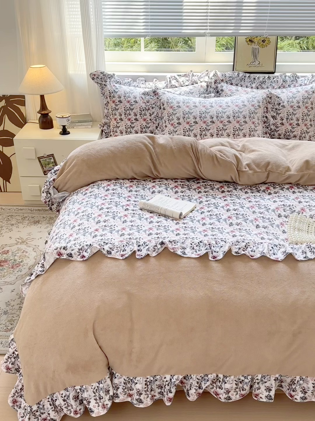 91家纺网 家纺一手货源 找家纺 兰紫橙家纺 2025新款印花蝴蝶花边款牛奶绒四件套 花边款-奶油驼