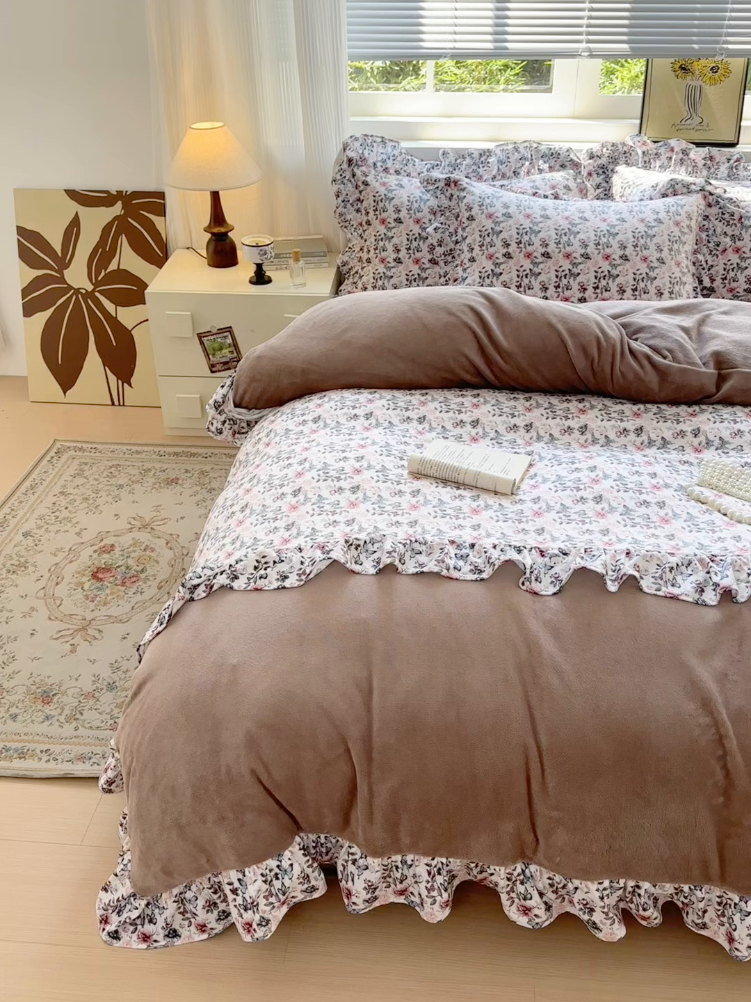91家纺网 家纺一手货源 找家纺 兰紫橙家纺 2025新款印花蝴蝶花边款牛奶绒四件套 花边款-摩卡棕