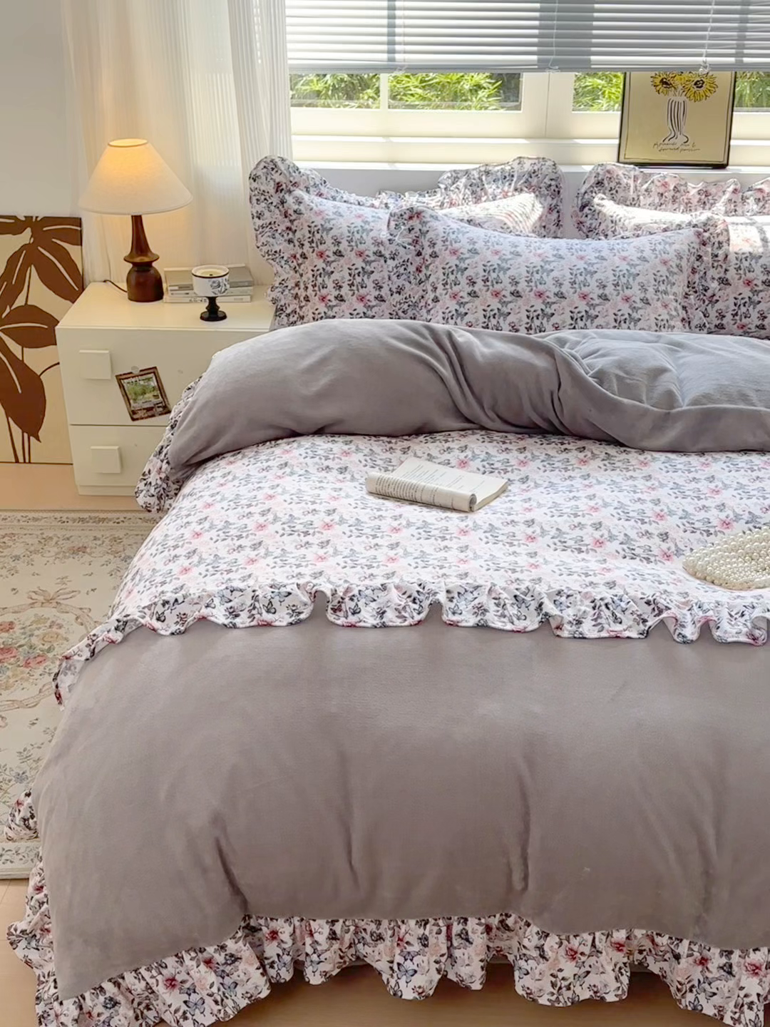 91家纺网 家纺一手货源 找家纺 兰紫橙家纺 2025新款印花蝴蝶花边款牛奶绒四件套 花边款-绅士灰