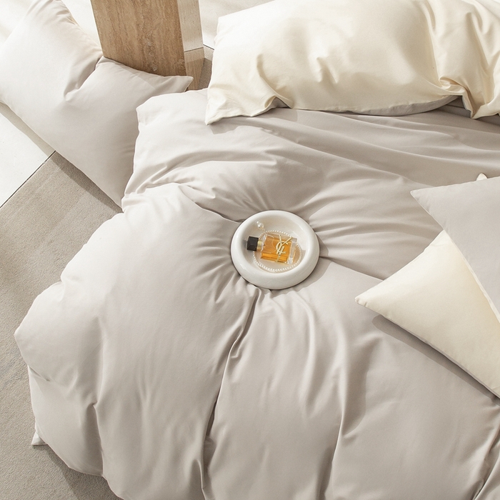 91家纺网 家纺一手货源 找家纺 ONE TWO ONE 121 2025新款A类高支高密长绒棉双拼磨毛（小cr ）撞色四件套 奶灰拼奶玉