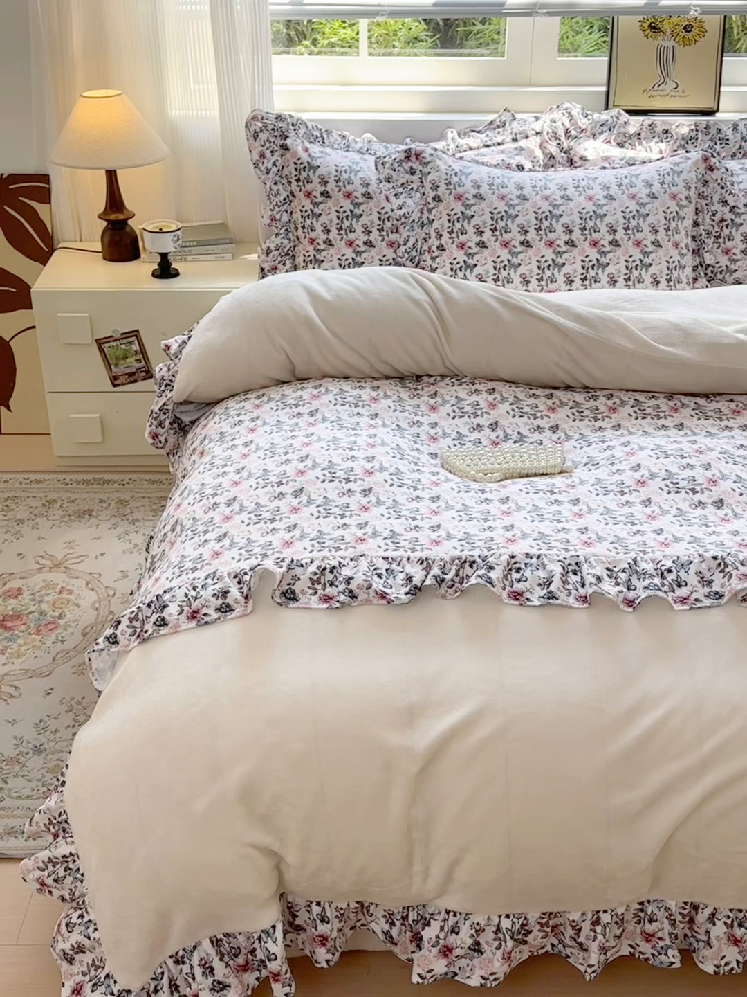 91家纺网 家纺一手货源 找家纺 兰紫橙家纺 2025新款印花蝴蝶花边款牛奶绒四件套 花边款-奶昔白