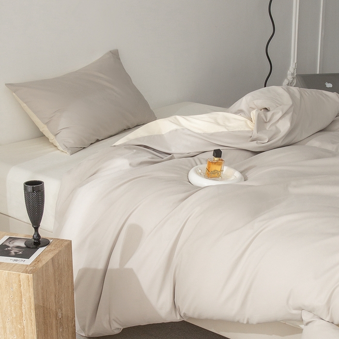 91家纺网 家纺一手货源 找家纺 ONE TWO ONE 121 2025新款A类高支高密长绒棉双拼磨毛（小cr ）撞色四件套 奶灰拼奶玉