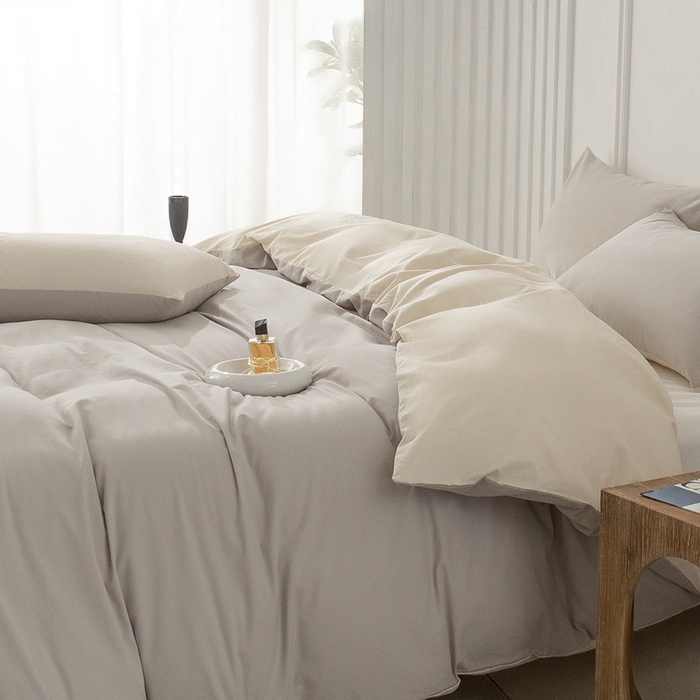 91家纺网 家纺一手货源 找家纺 ONE TWO ONE 121 2025新款A类高支高密长绒棉双拼磨毛（小cr ）撞色四件套 奶灰拼奶玉