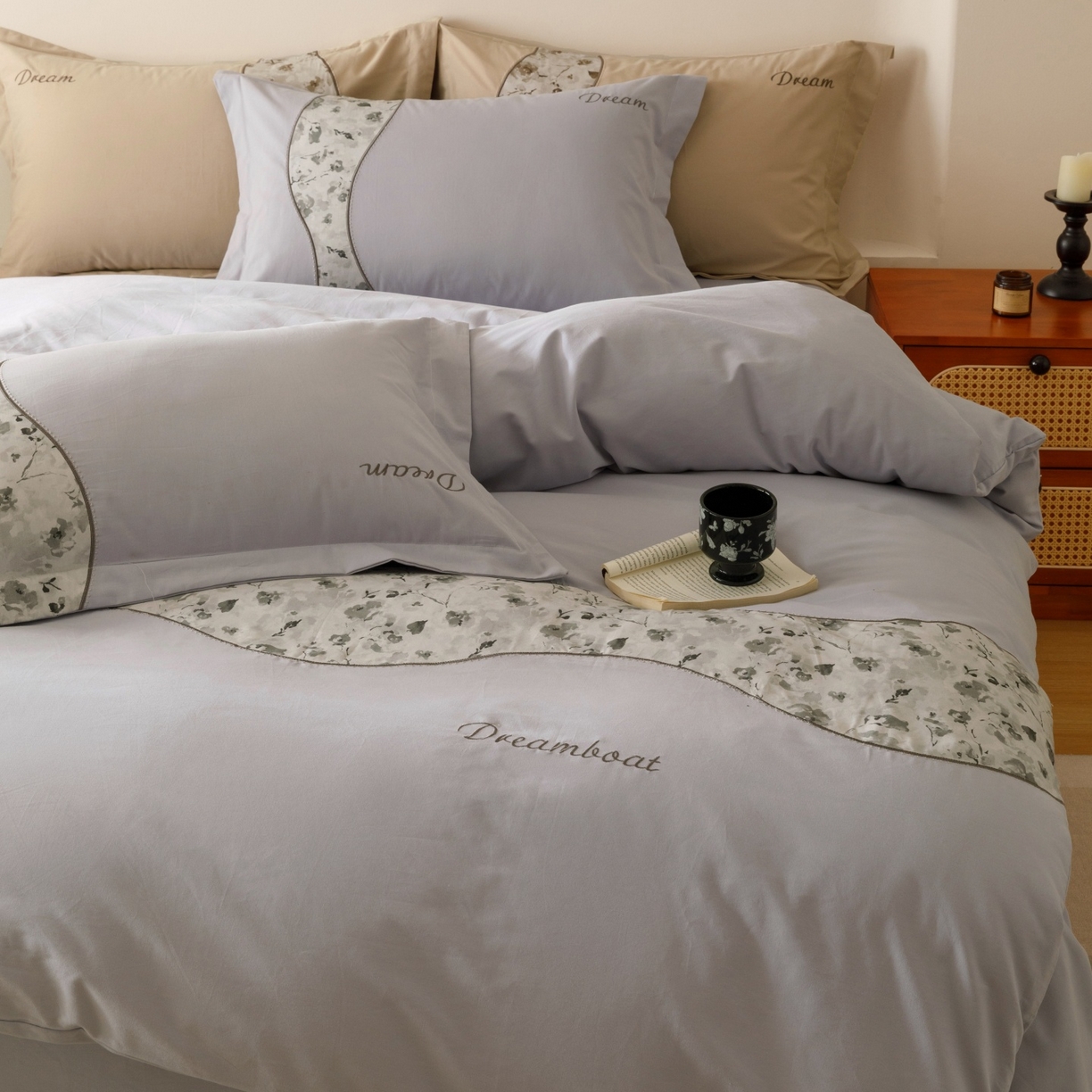 91家纺网 家纺一手货源 找家纺 艾莱家纺 2025新款A类新疆长绒棉纯棉加厚柔顺磨毛四件套-花语 花语-泊紫