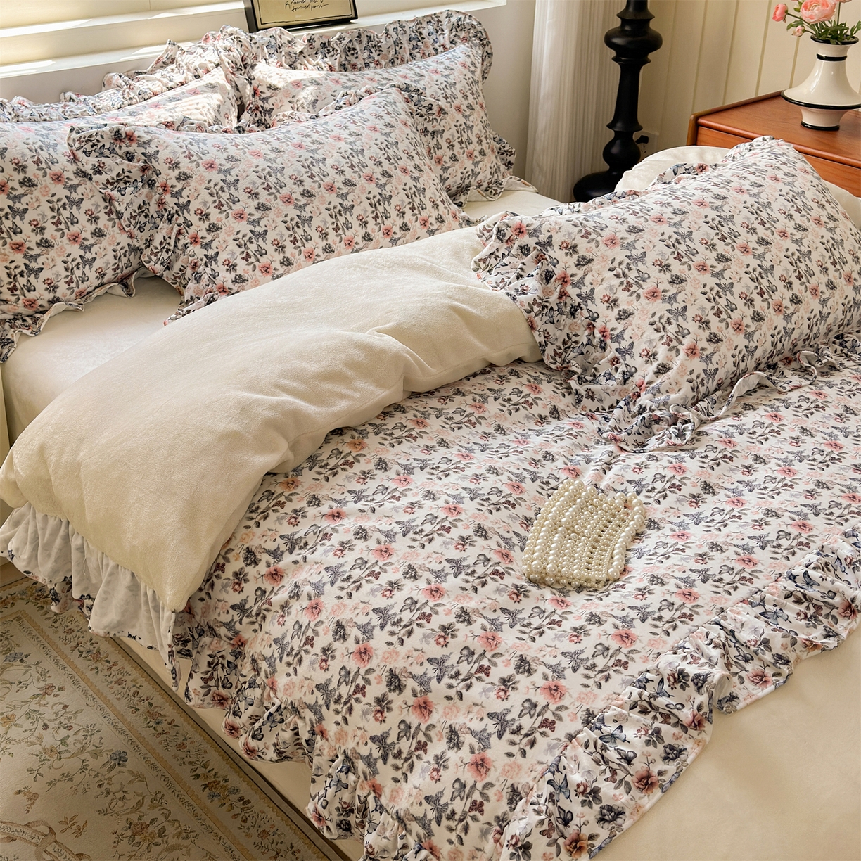 91家纺网 家纺一手货源 找家纺 兰紫橙家纺 2025新款印花蝴蝶花边款牛奶绒四件套 花边款-奶昔白