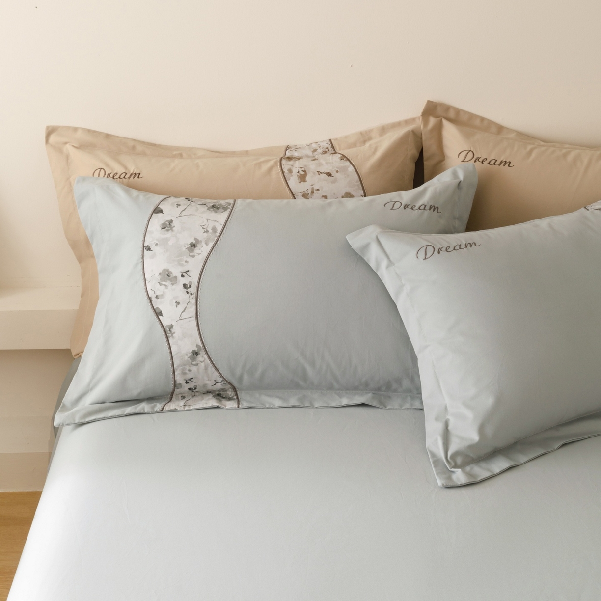 91家纺网 家纺一手货源 找家纺 艾莱家纺 2025新款A类新疆长绒棉纯棉加厚柔顺磨毛四件套-花语 花语-柔蓝