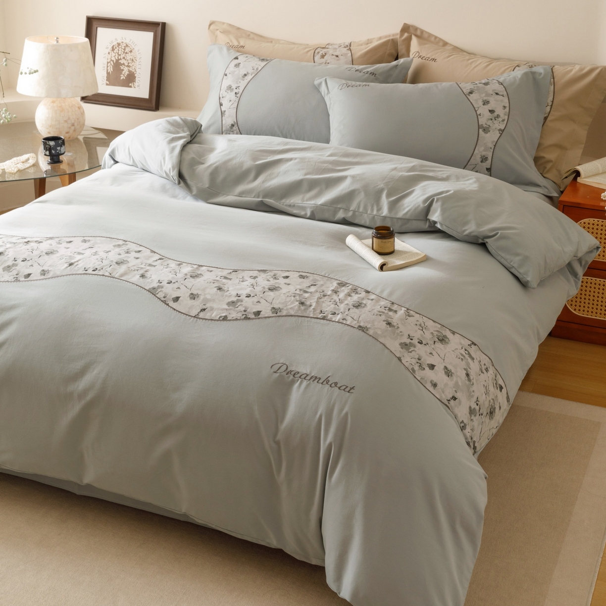 91家纺网 家纺一手货源 找家纺 艾莱家纺 2025新款A类新疆长绒棉纯棉加厚柔顺磨毛四件套-花语 花语-柔蓝