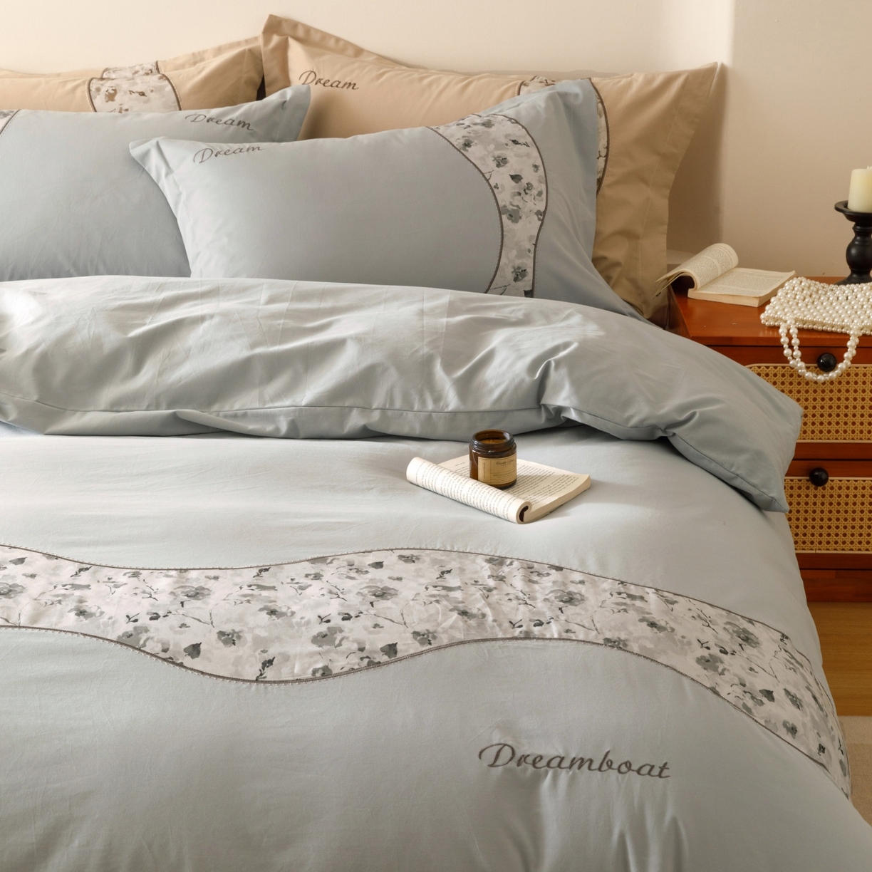 91家纺网 家纺一手货源 找家纺 艾莱家纺 2025新款A类新疆长绒棉纯棉加厚柔顺磨毛四件套-花语 花语-柔蓝