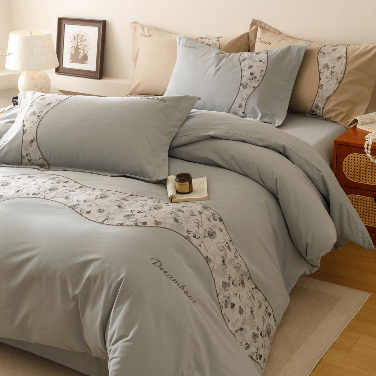 91家纺网 家纺一手货源 找家纺 艾莱家纺 2025新款A类新疆长绒棉纯棉加厚柔顺磨毛四件套-花语 花语-柔蓝