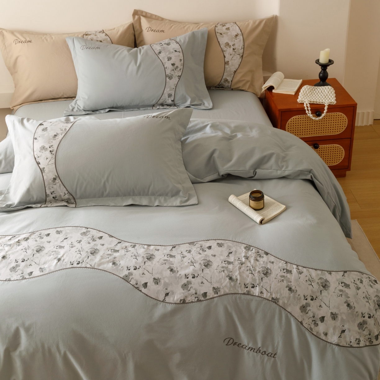 91家纺网 家纺一手货源 找家纺 艾莱家纺 2025新款A类新疆长绒棉纯棉加厚柔顺磨毛四件套-花语 花语-柔蓝