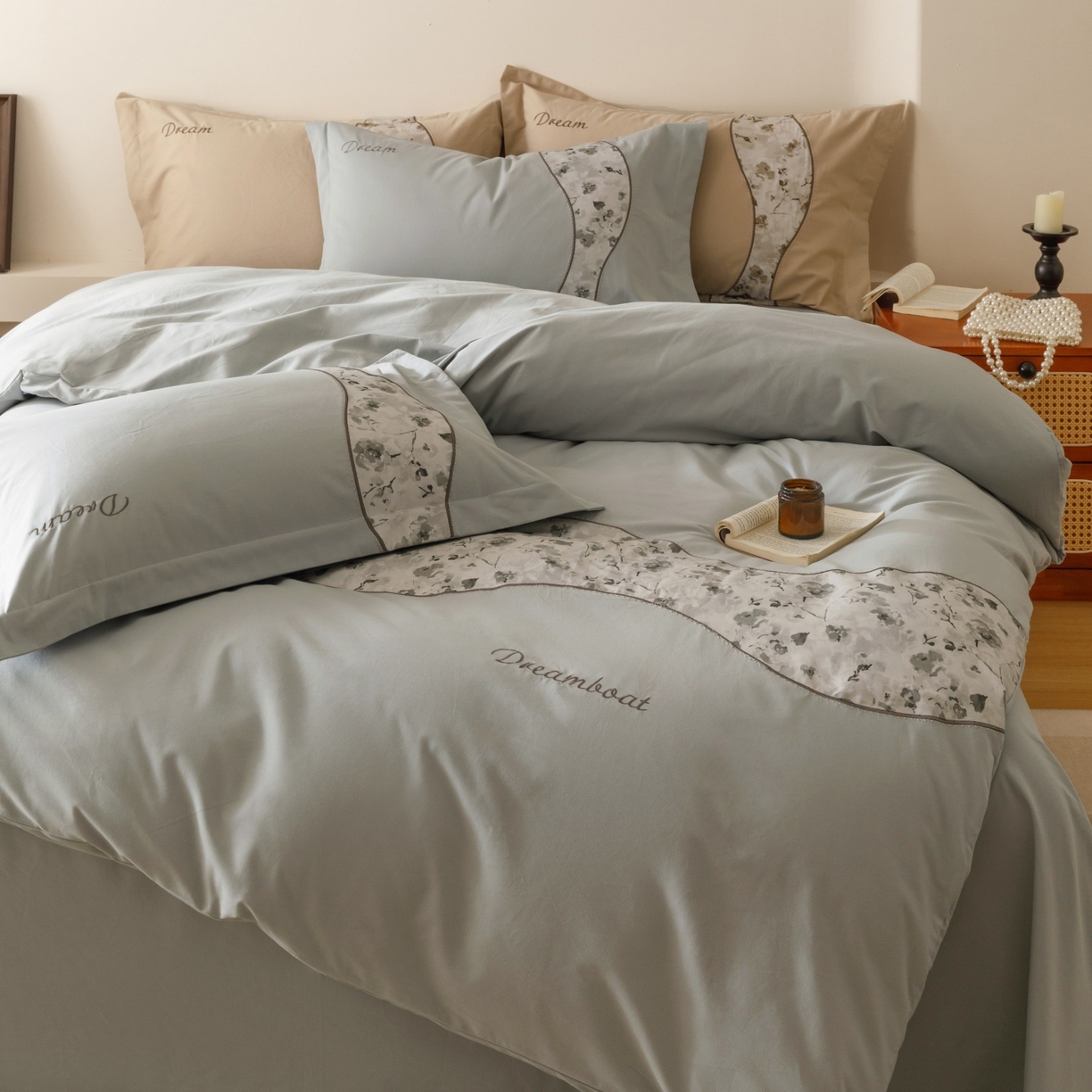 91家纺网 家纺一手货源 找家纺 艾莱家纺 2025新款A类新疆长绒棉纯棉加厚柔顺磨毛四件套-花语 花语-柔蓝