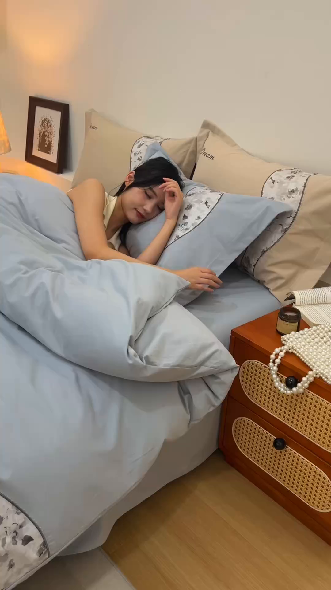 91家纺网 家纺一手货源 找家纺 艾莱家纺 2025新款A类新疆长绒棉纯棉加厚柔顺磨毛四件套-花语 花语-柔蓝