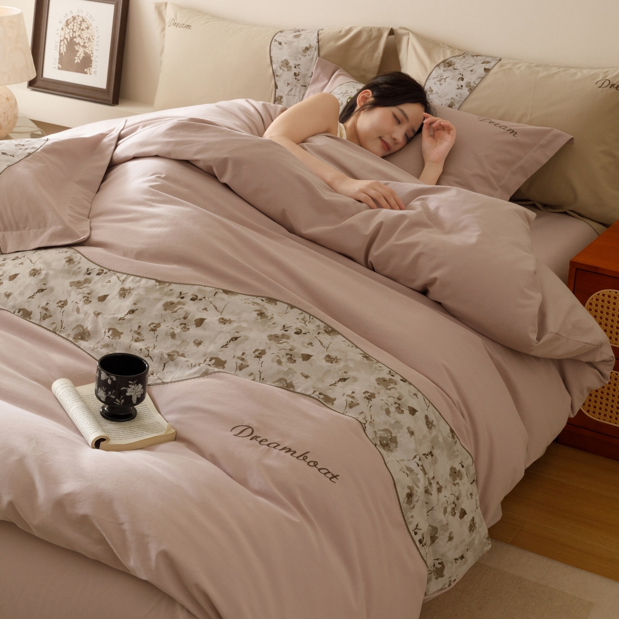 91家纺网 家纺一手货源 找家纺 艾莱家纺 2025新款A类新疆长绒棉纯棉加厚柔顺磨毛四件套-花语 花语-甜粉