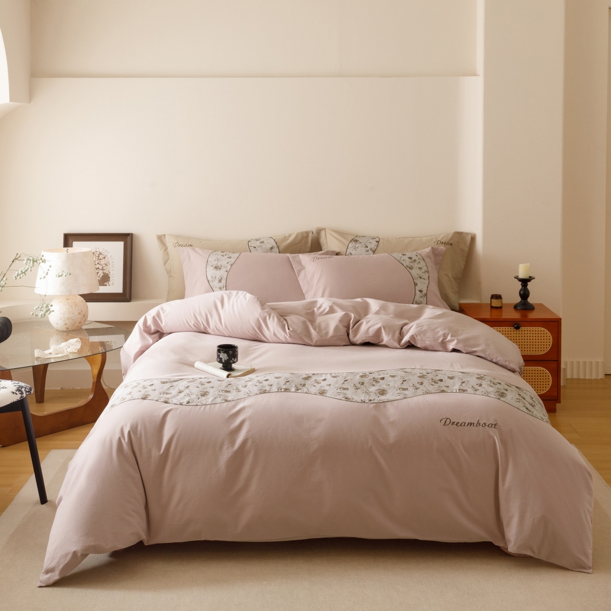 91家纺网 家纺一手货源 找家纺 艾莱家纺 2025新款A类新疆长绒棉纯棉加厚柔顺磨毛四件套-花语 花语-甜粉