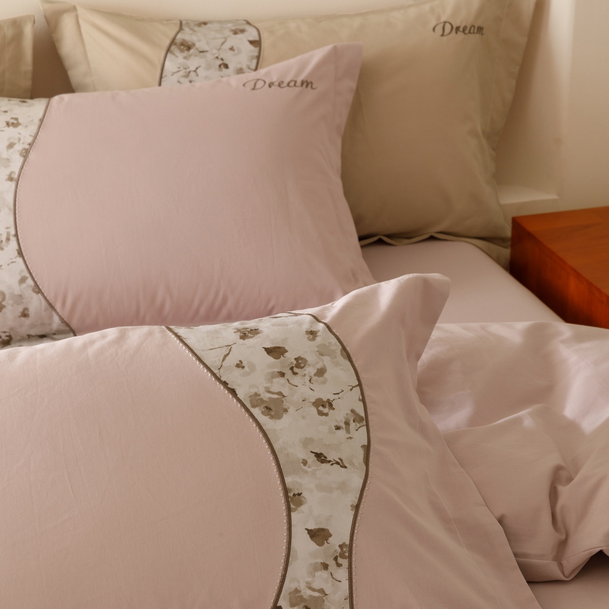 91家纺网 家纺一手货源 找家纺 艾莱家纺 2025新款A类新疆长绒棉纯棉加厚柔顺磨毛四件套-花语 花语-甜粉