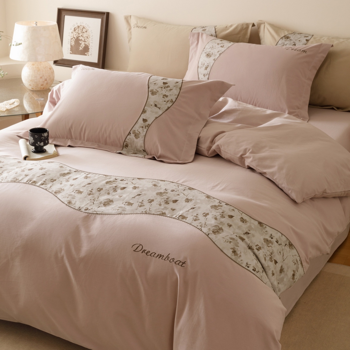 91家纺网 家纺一手货源 找家纺 艾莱家纺 2025新款A类新疆长绒棉纯棉加厚柔顺磨毛四件套-花语 花语-甜粉