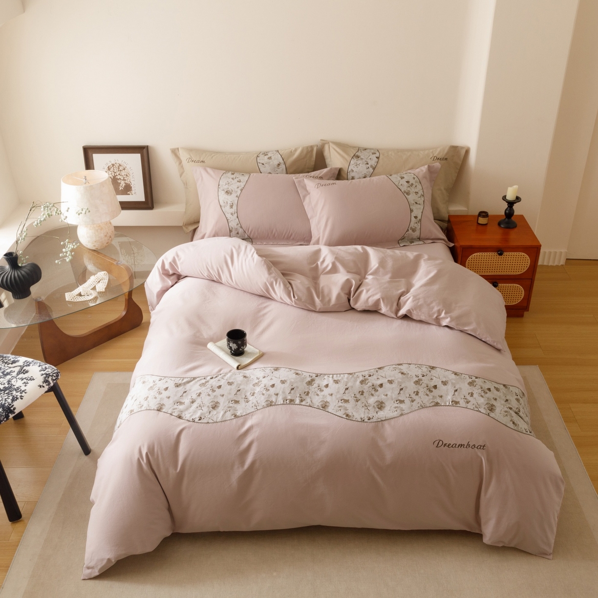 91家纺网 家纺一手货源 找家纺 艾莱家纺 2025新款A类新疆长绒棉纯棉加厚柔顺磨毛四件套-花语 花语-甜粉