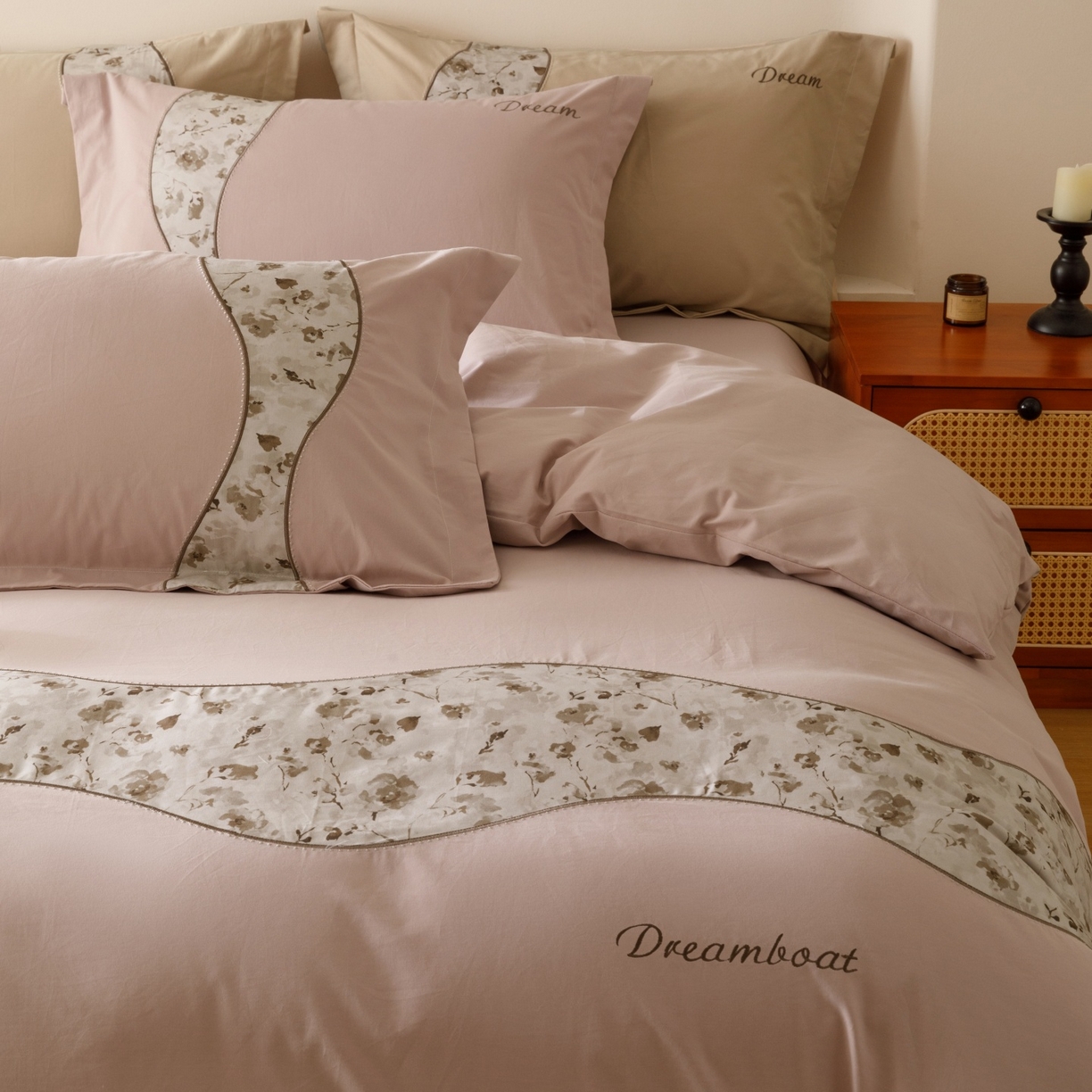 91家纺网 家纺一手货源 找家纺 艾莱家纺 2025新款A类新疆长绒棉纯棉加厚柔顺磨毛四件套-花语 花语-甜粉