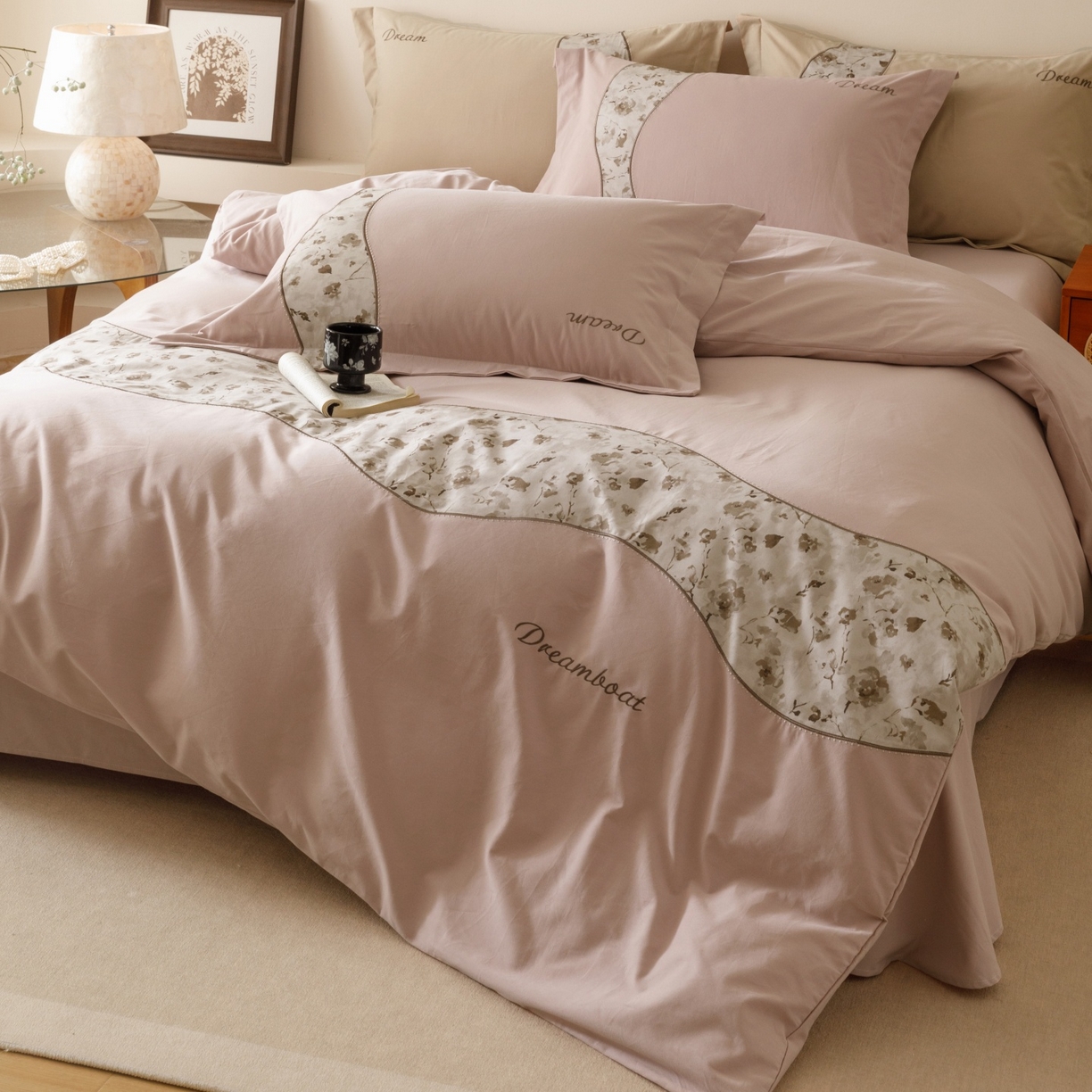 91家纺网 家纺一手货源 找家纺 艾莱家纺 2025新款A类新疆长绒棉纯棉加厚柔顺磨毛四件套-花语 花语-甜粉