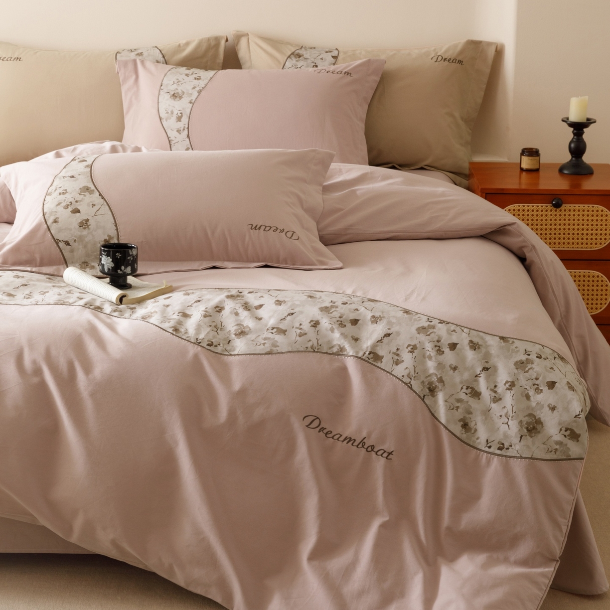 91家纺网 家纺一手货源 找家纺 艾莱家纺 2025新款A类新疆长绒棉纯棉加厚柔顺磨毛四件套-花语 花语-甜粉