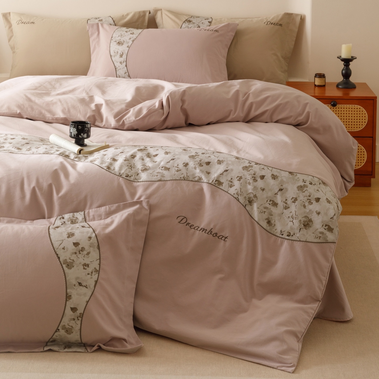 91家纺网 家纺一手货源 找家纺 艾莱家纺 2025新款A类新疆长绒棉纯棉加厚柔顺磨毛四件套-花语 花语-甜粉