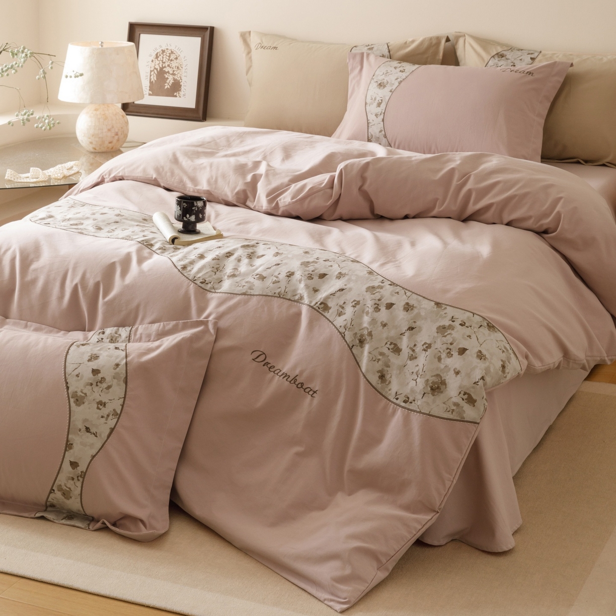 91家纺网 家纺一手货源 找家纺 艾莱家纺 2025新款A类新疆长绒棉纯棉加厚柔顺磨毛四件套-花语 花语-甜粉