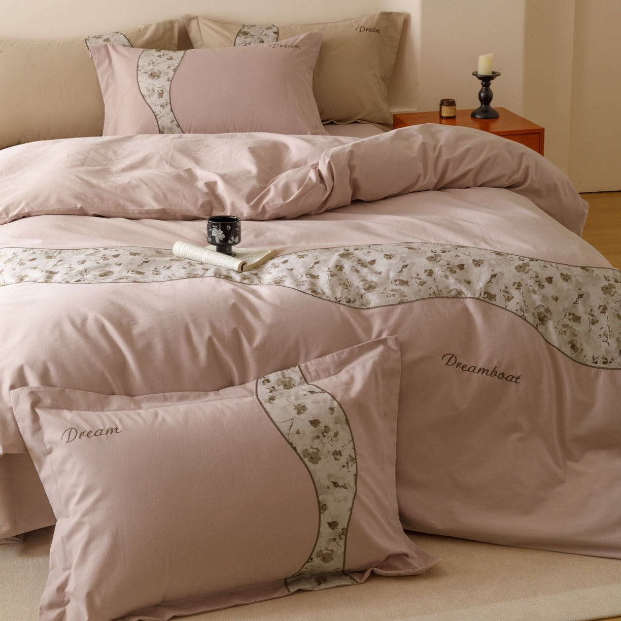 91家纺网 家纺一手货源 找家纺 艾莱家纺 2025新款A类新疆长绒棉纯棉加厚柔顺磨毛四件套-花语 花语-甜粉