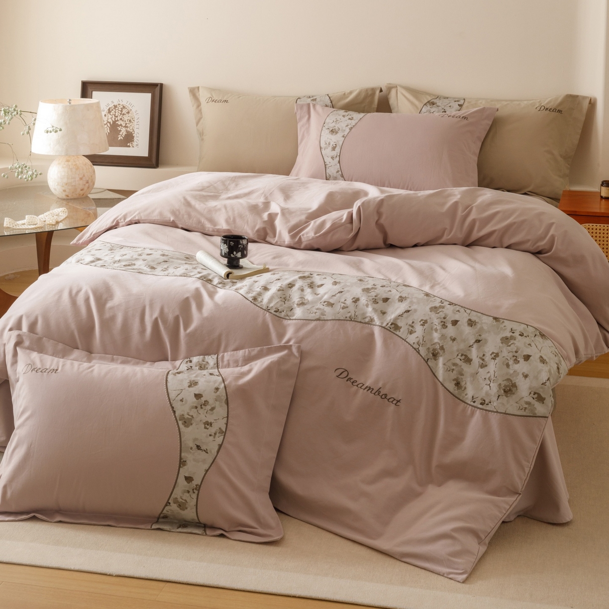 91家纺网 家纺一手货源 找家纺 艾莱家纺 2025新款A类新疆长绒棉纯棉加厚柔顺磨毛四件套-花语 花语-甜粉