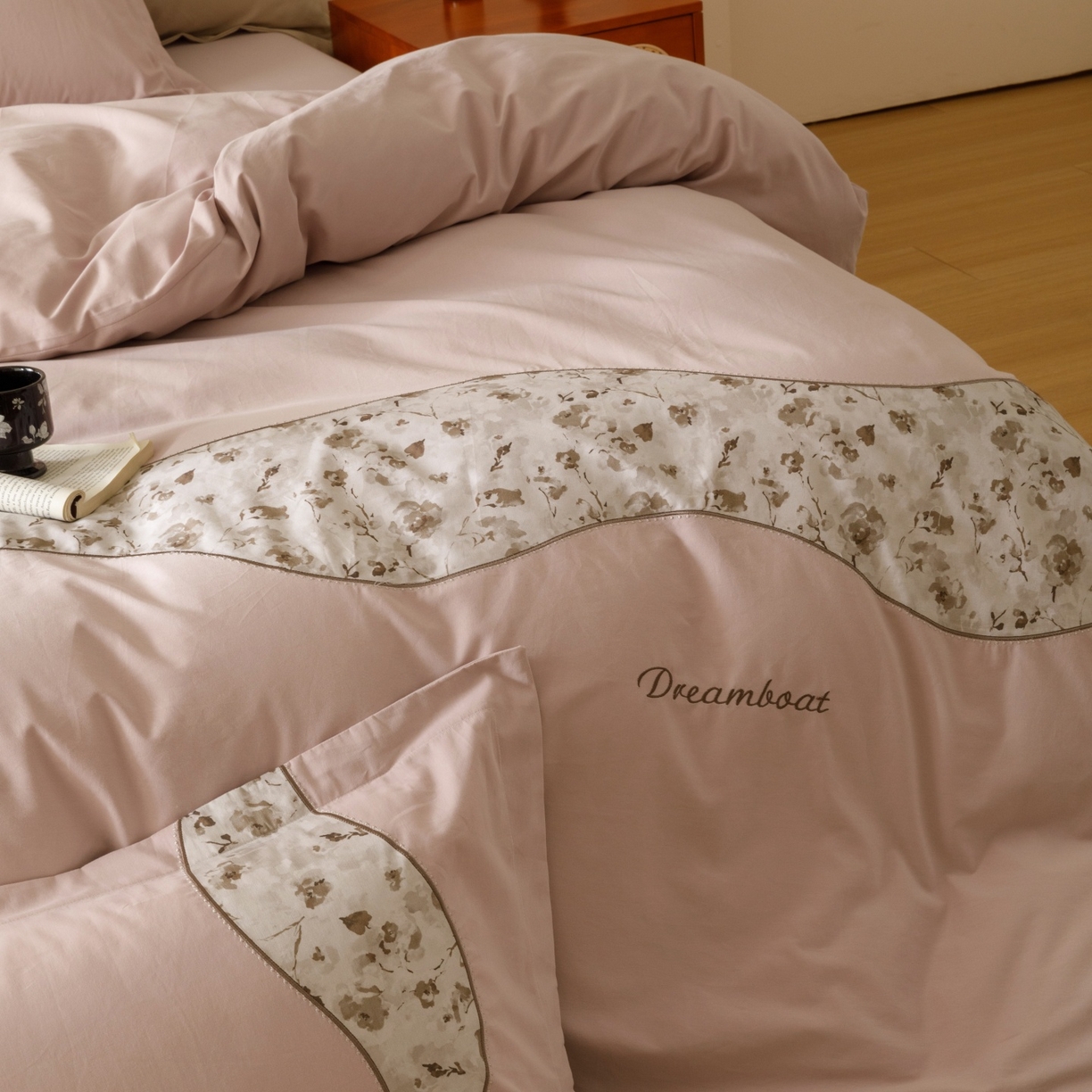 91家纺网 家纺一手货源 找家纺 艾莱家纺 2025新款A类新疆长绒棉纯棉加厚柔顺磨毛四件套-花语 花语-甜粉