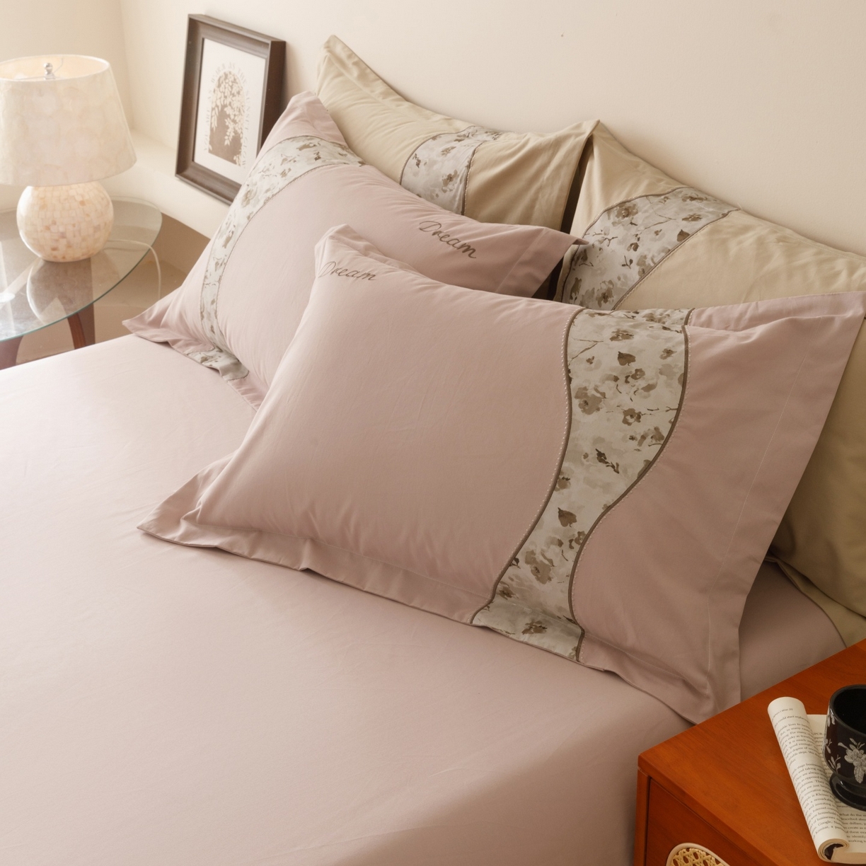 91家纺网 家纺一手货源 找家纺 艾莱家纺 2025新款A类新疆长绒棉纯棉加厚柔顺磨毛四件套-花语 花语-甜粉