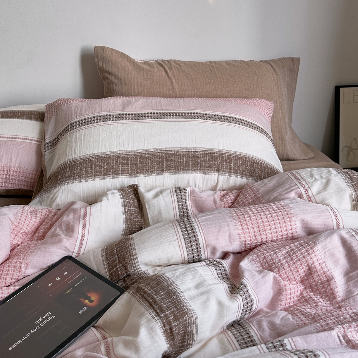 91家纺网 家纺一手货源 找家纺 艾咪-Amy ntmy 2025新款全棉色织小提花四件套-絮语      透明PE袋(如需手提无纺布包+5元) 絮语-粉