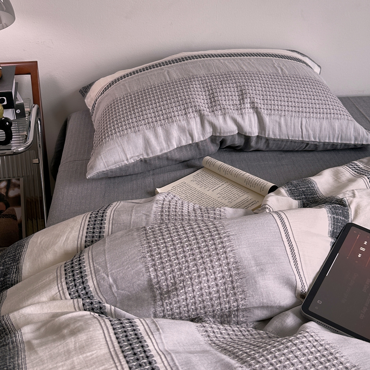 91家纺网 家纺一手货源 找家纺 艾咪-Amy ntmy 2025新款全棉色织小提花四件套-絮语      透明PE袋(如需手提无纺布包+5元) 絮语-灰